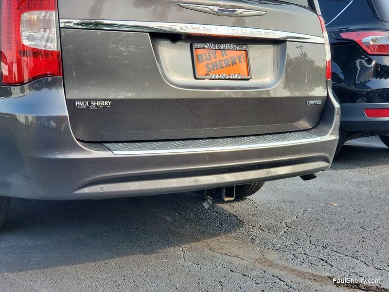 2016 Chrysler Town & Country Limited photo 4