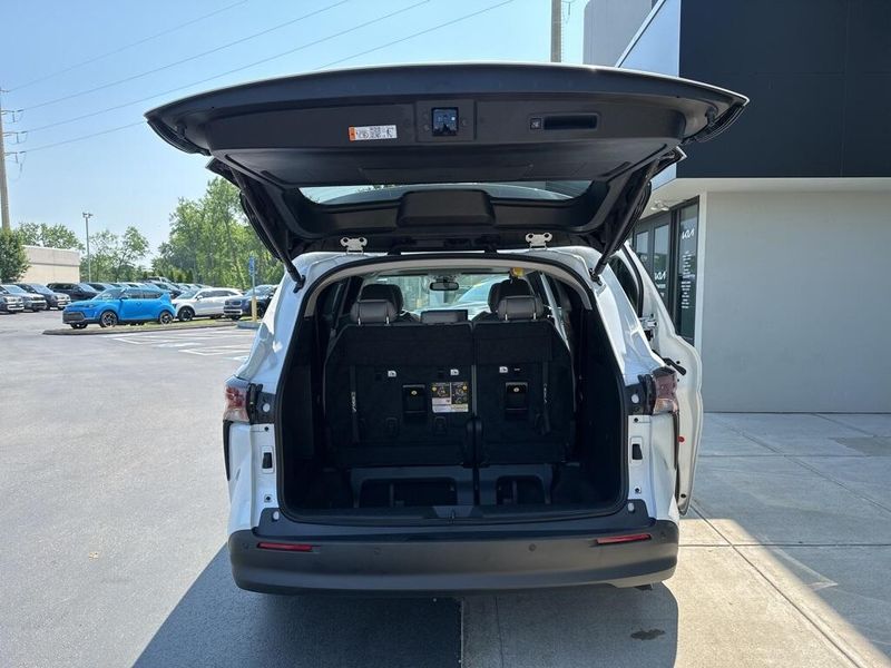 2025 Toyota Sienna XLEImage 22