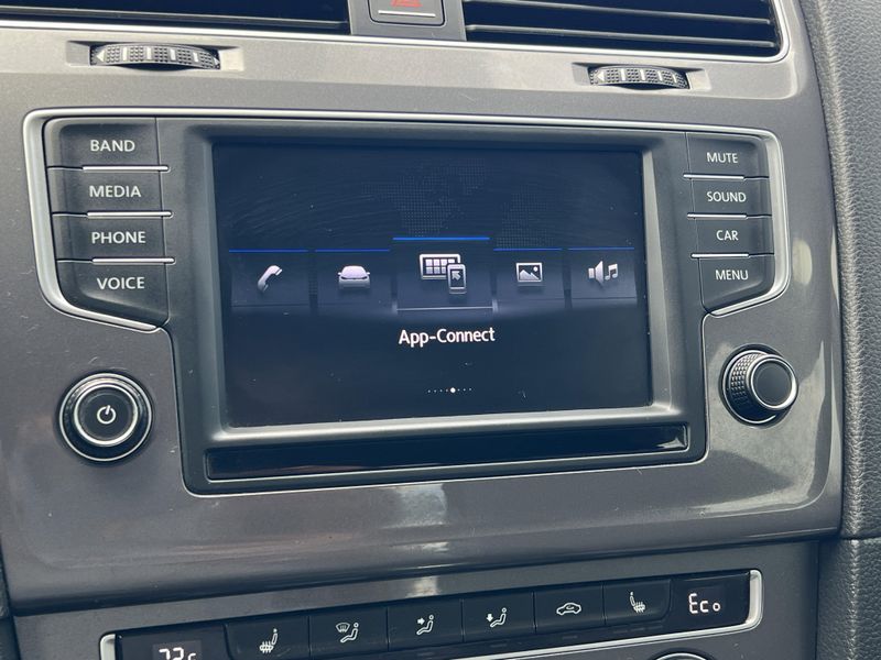 Used 2016 Volkswagen e-Golf SEImage 9
