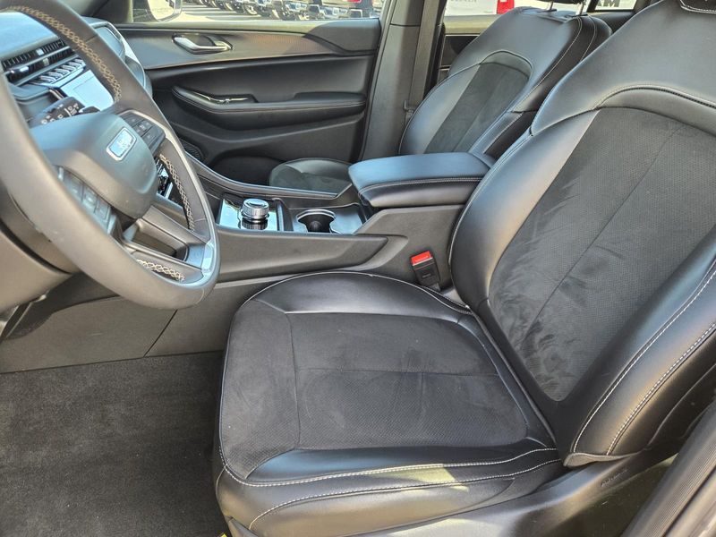 Used 2025 Jeep Grand Cherokee Altitude X 4x2