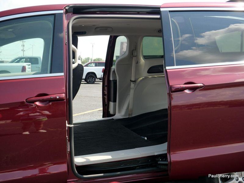 Used 2023 Chrysler Voyager LXImage 21