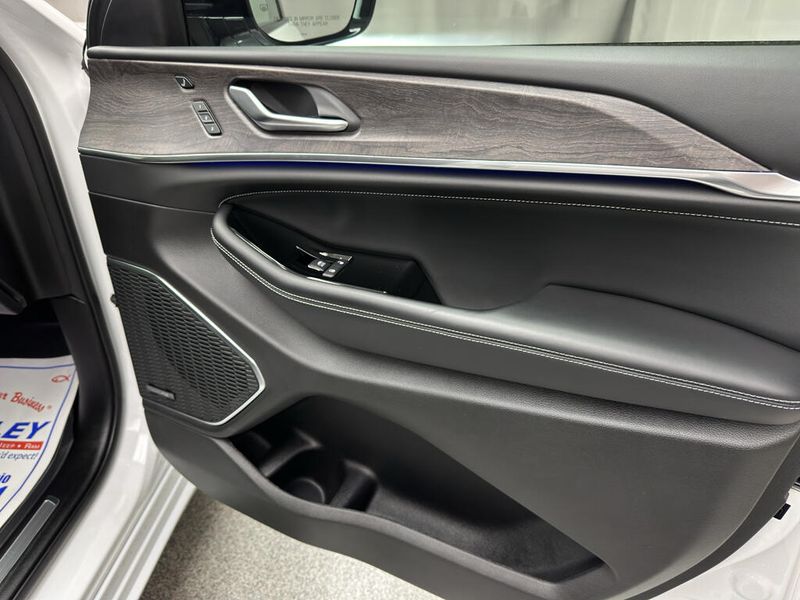 Used 2023 Jeep Grand Cherokee OverlandImage 23