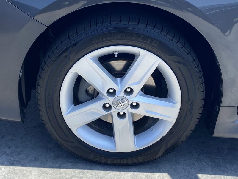 2012 Toyota Camry SEImage 9