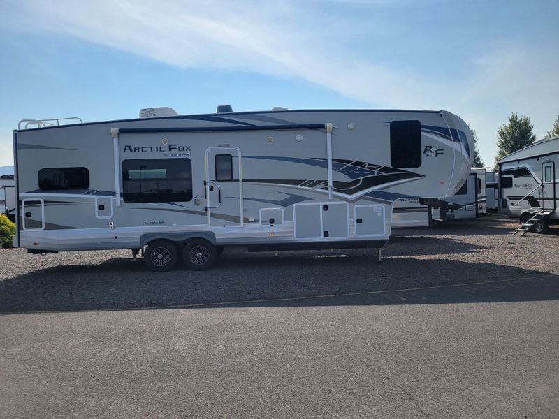 Used 2022 ARCTIC FOX 29-5K Image 2