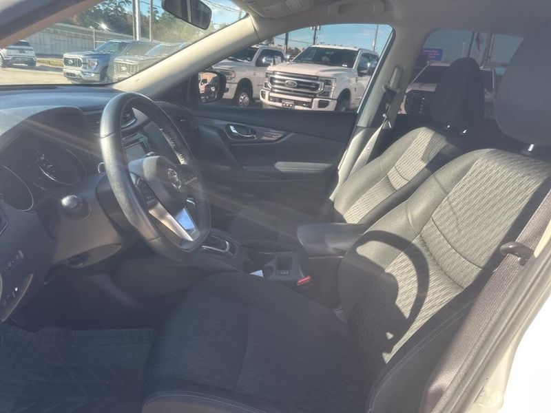 Used 2018 Nissan Rogue SVImage 9