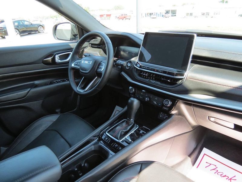 Used 2025 Jeep Compass Trailhawk 4x4 4dr SUVImage 16