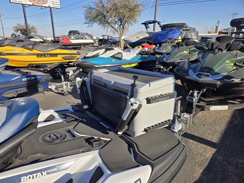 2025 SEADOO FISHPRO SPORT 170 WITH SOUND SYSTEM IDF WHITE AND GULF STREAM BLUE Image 8