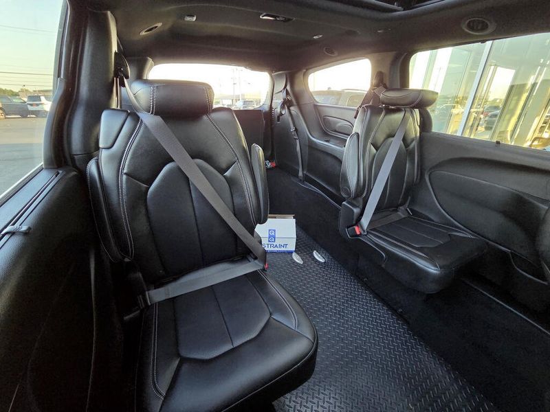 New 2027 Chrysler Pacifica Select