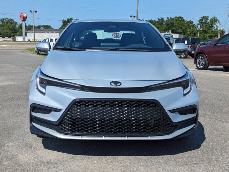 2023 Toyota Corolla SE in a Classic Silver Metallic exterior color and Black/Redinterior. Johnson Dodge 601-693-6343 pixelmotiondemo.com 