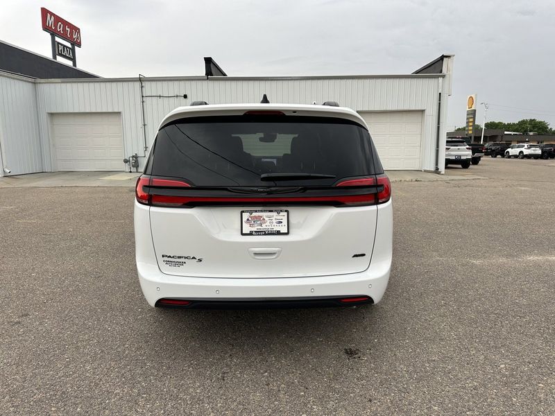 2024 Chrysler Pacifica Touring L AwdImage 7