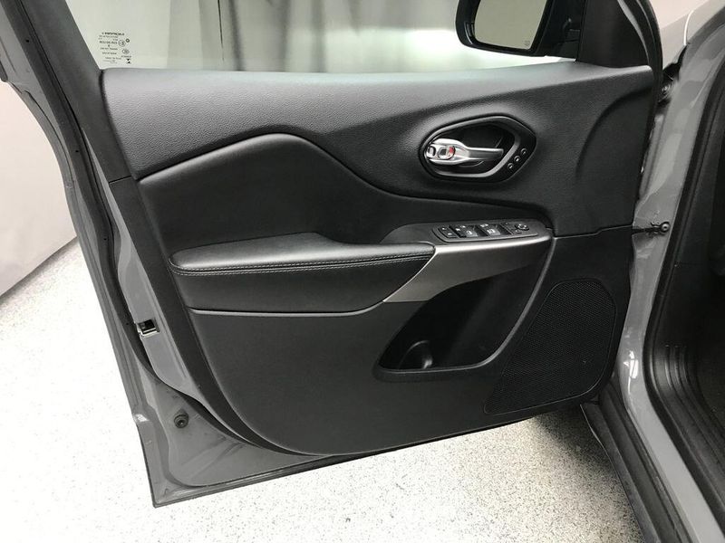 Used 2022 Jeep Cherokee LimitedImage 3