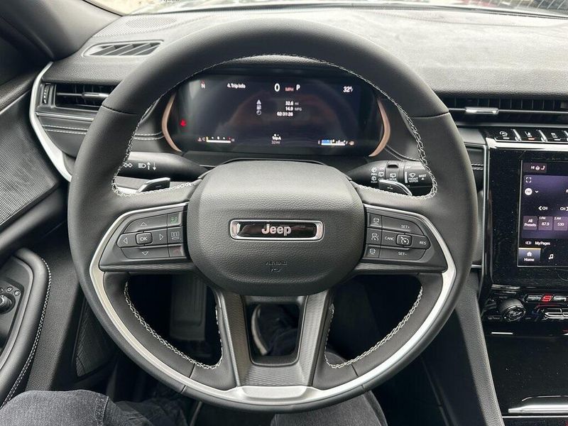 2025 Jeep Grand Cherokee L Laredo X 4x4Image 2