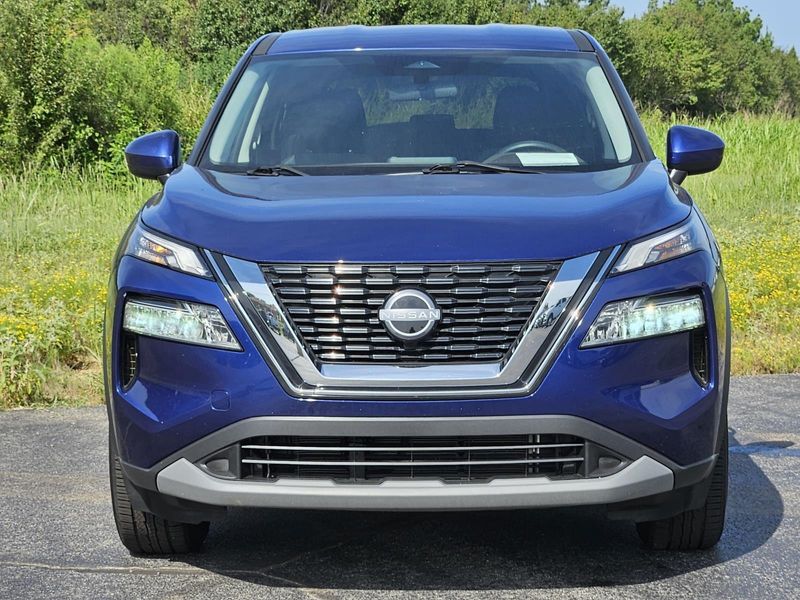 2023 Nissan Rogue SVImage 2