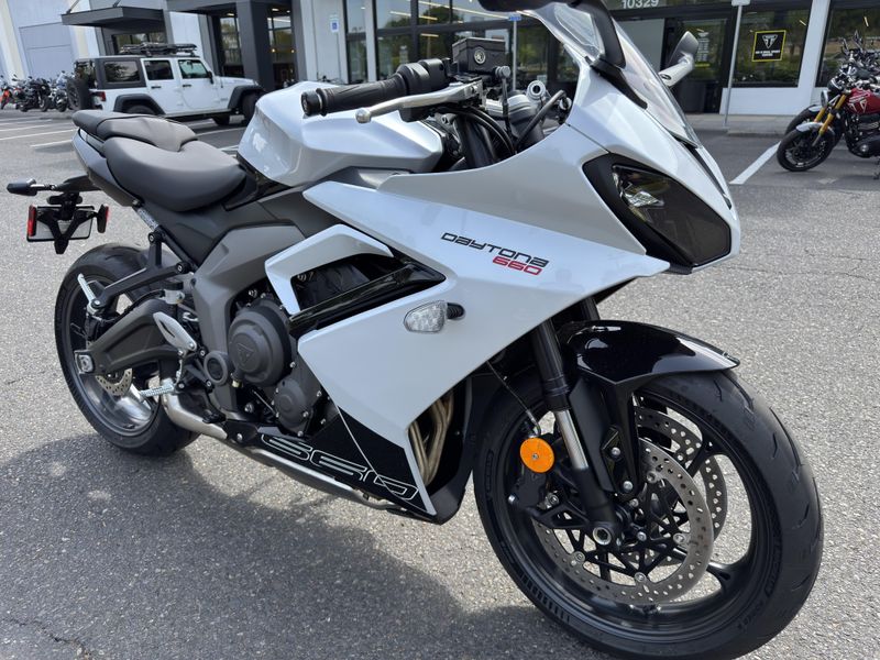 2025 Triumph Daytona 660 - SNOWDONIA WHITE - SAPPHIRE BLACK 
