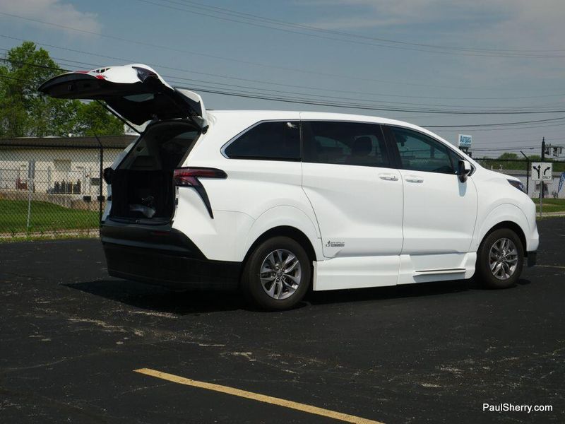 2022 Toyota Sienna Hybrid LEImage 34