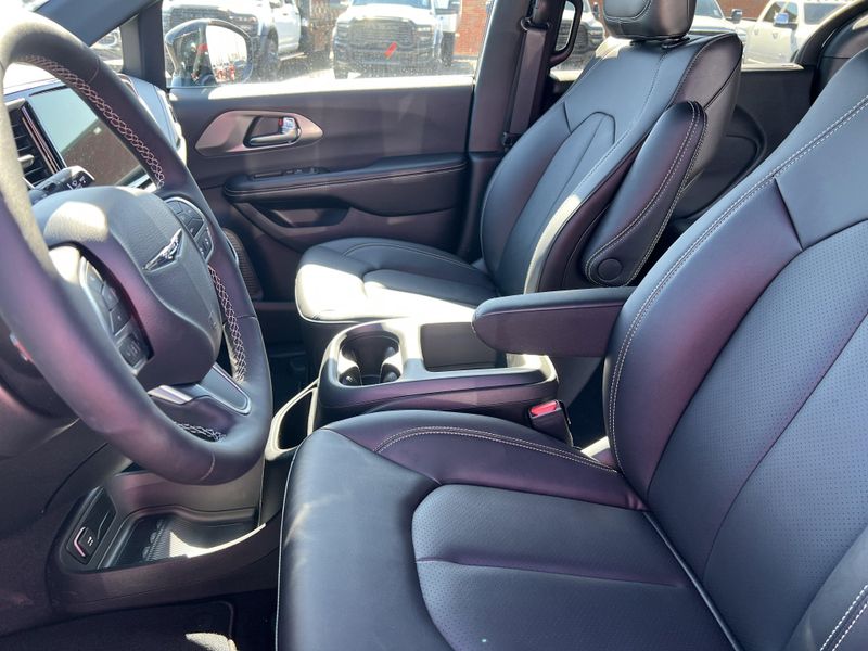 New 2026 Chrysler Pacifica SelectImage 13