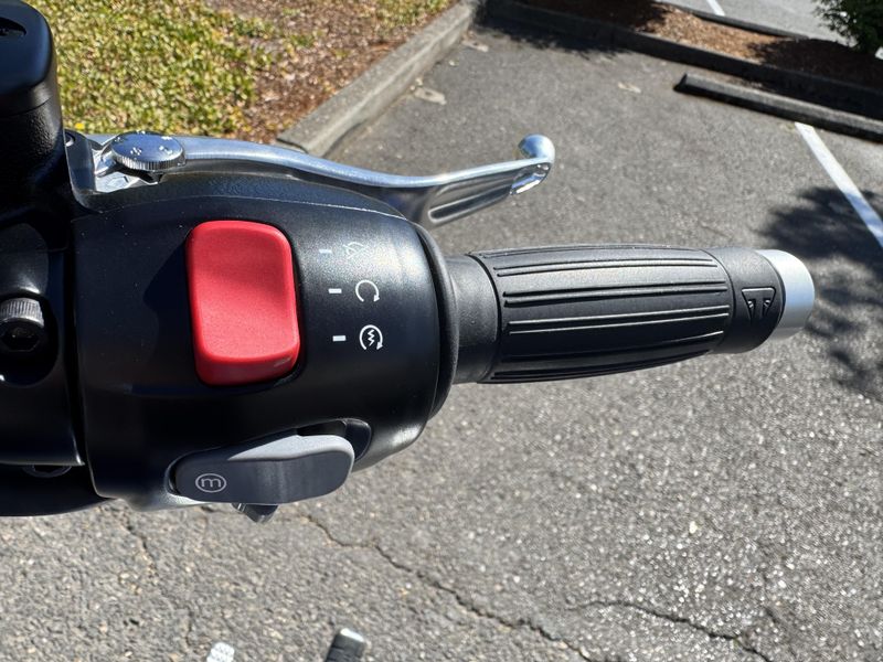 2025 Triumph Bonneville Speedmaster - PACIFIC BLUE - SILVER ICE 