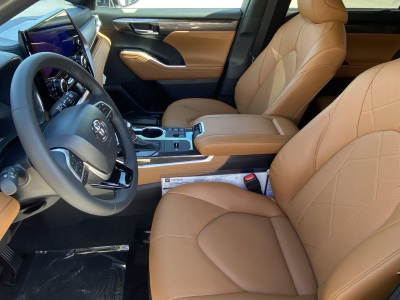 New 2025 Toyota Highlander Hybrid PlatinumImage 14