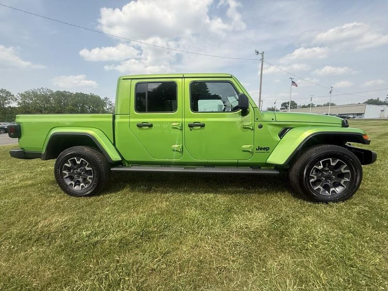 2025 Jeep Gladiator Sport S photo 2