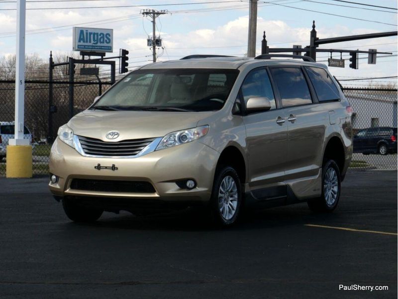 2014 Toyota Sienna XLEImage 25