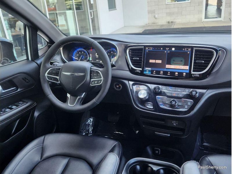 Used 2026 Chrysler Pacifica Select