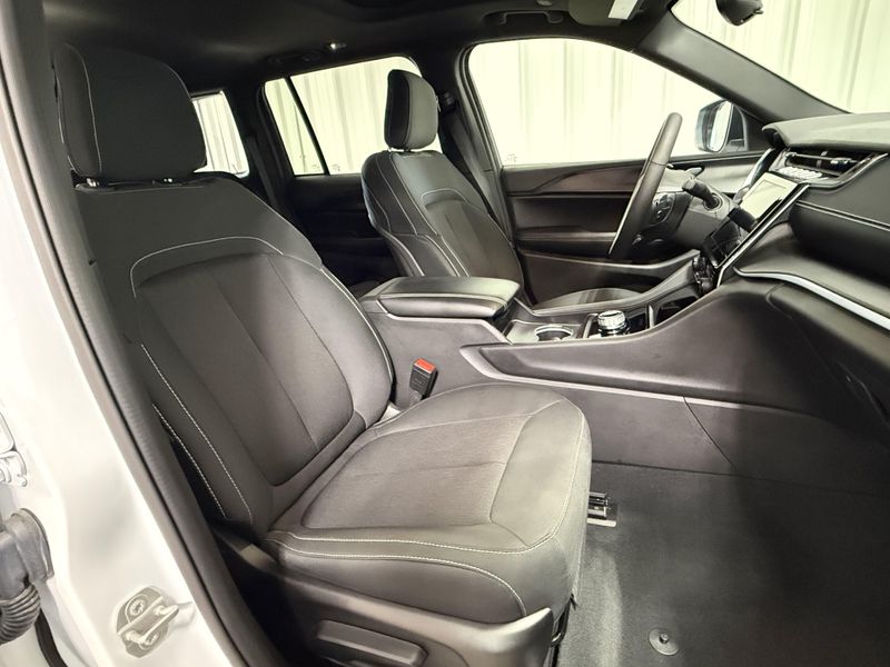 Used 2024 Jeep Grand Cherokee Laredo XImage 12