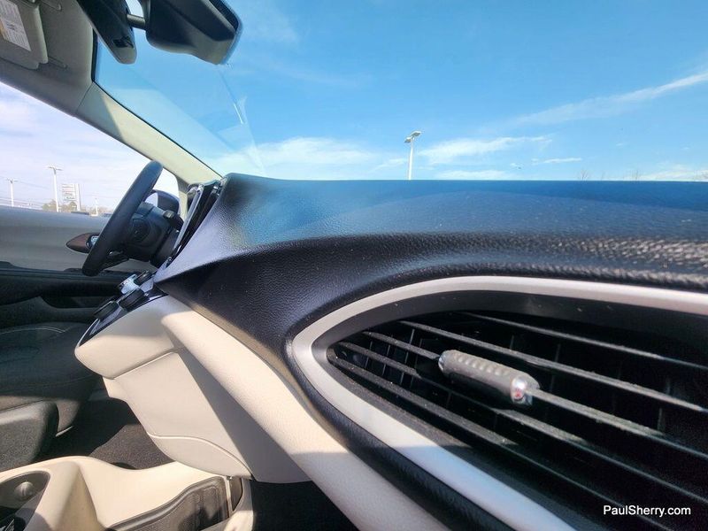 2023 Chrysler Voyager LXImage 44
