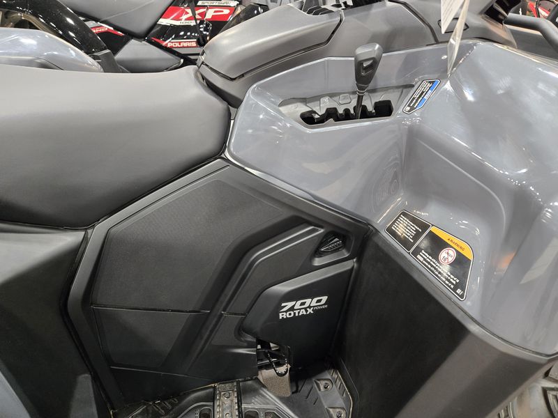 2025 Can-Am OULANDER 700 GRANITE GRAY Image 16
