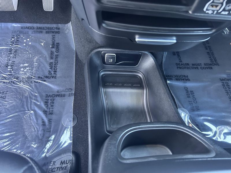2025 Chrysler Pacifica Hybrid SelectImage 24