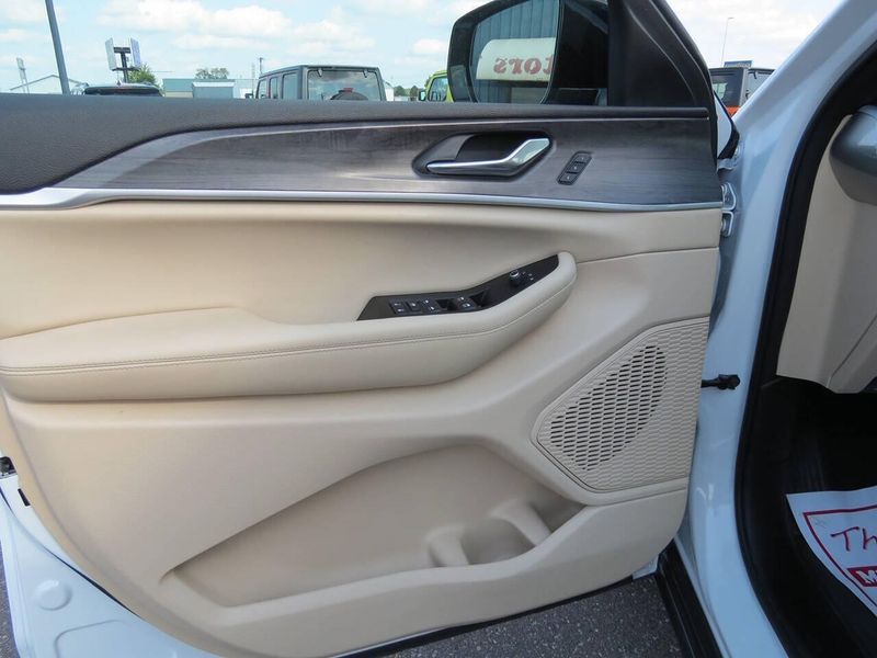 Used 2024 Jeep Grand Cherokee Limited 4x4 4dr SUVImage 7