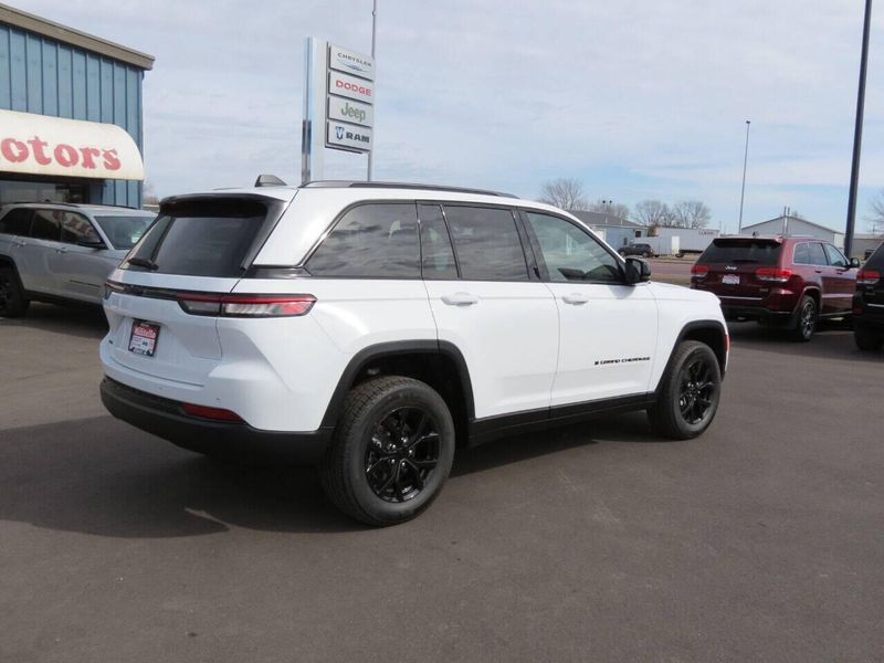 Used 2024 Jeep Grand Cherokee Altitude 4x4 4dr SUVImage 5