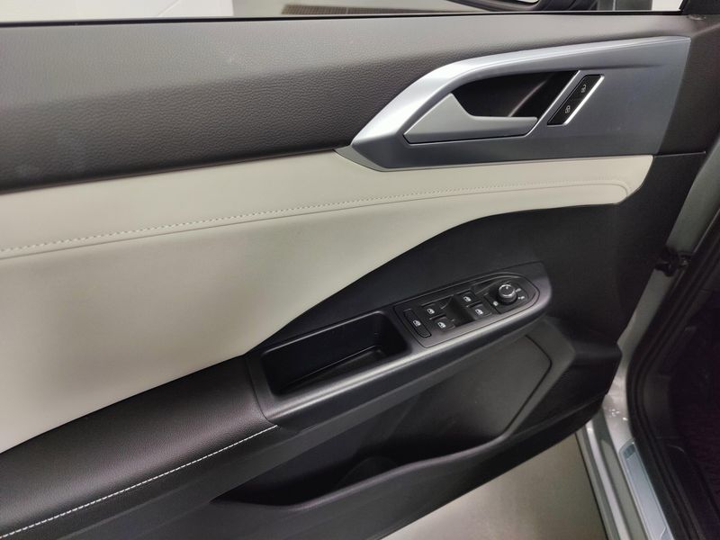 Used 2025 Volkswagen Taos SE 4-Motion AWDImage 23