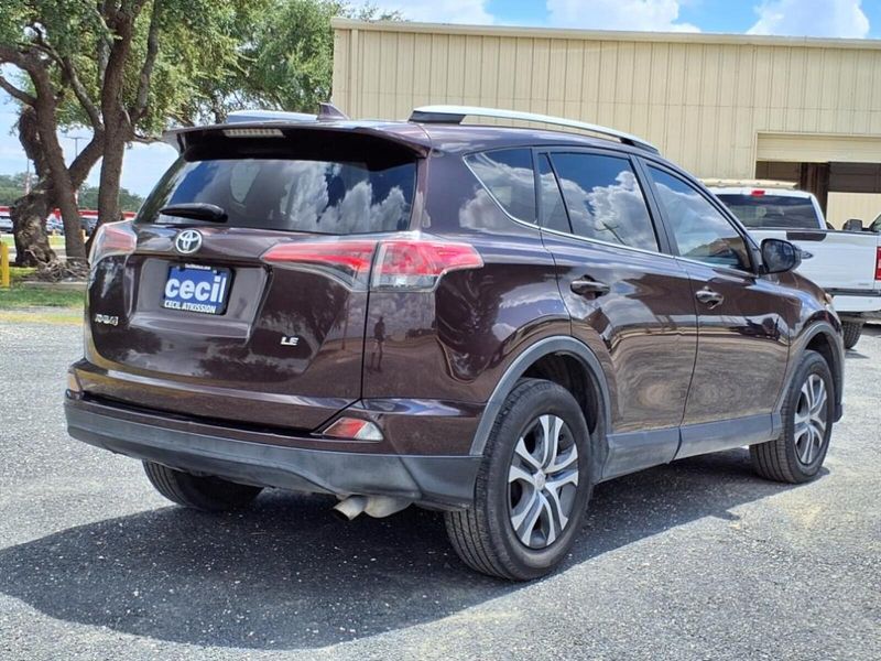 2018 Toyota RAV4 LE photo 11