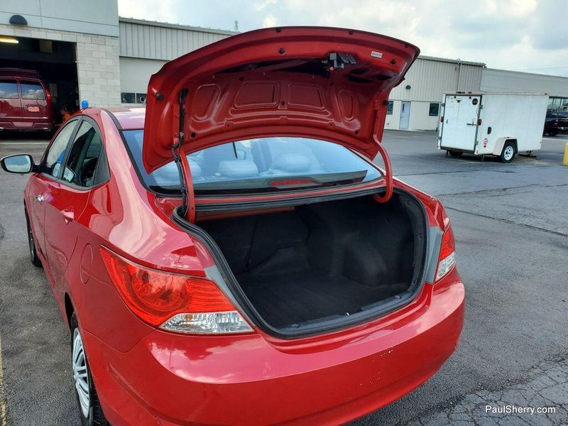 2013 Hyundai Accent GLSImage 9