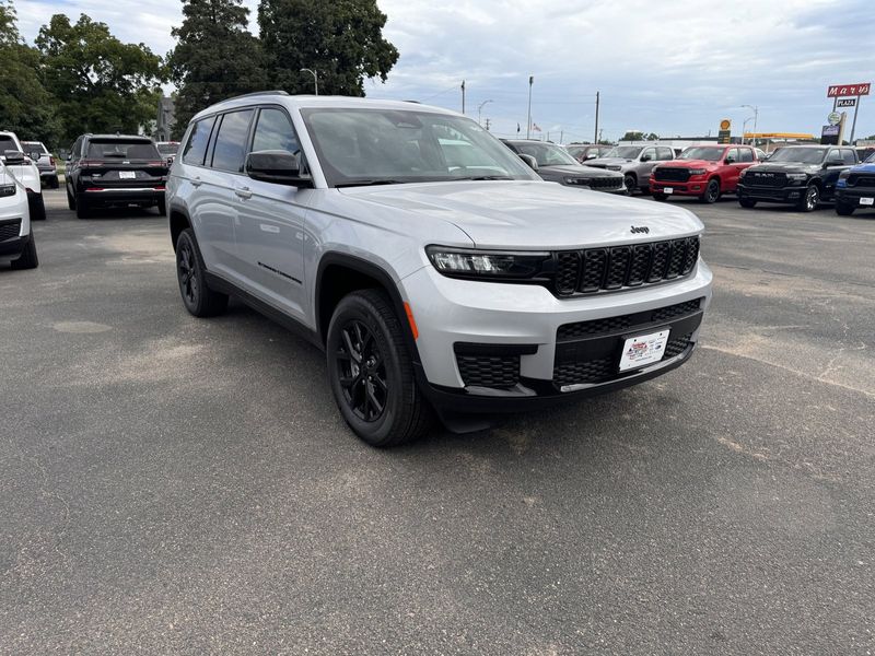 2024 Jeep Grand Cherokee L Altitude 4x4Image 2