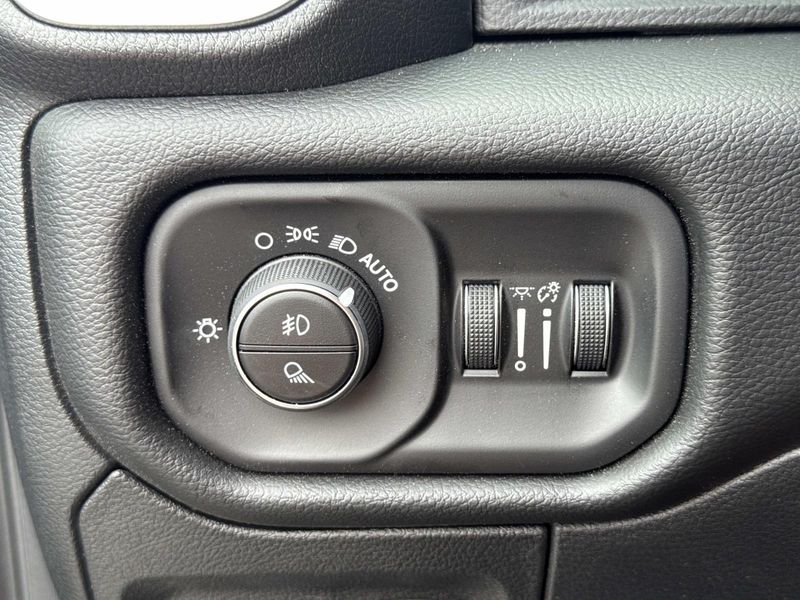 New 2026 RAM 1500 Laramie Crew Cab 4x2 5'7' Box