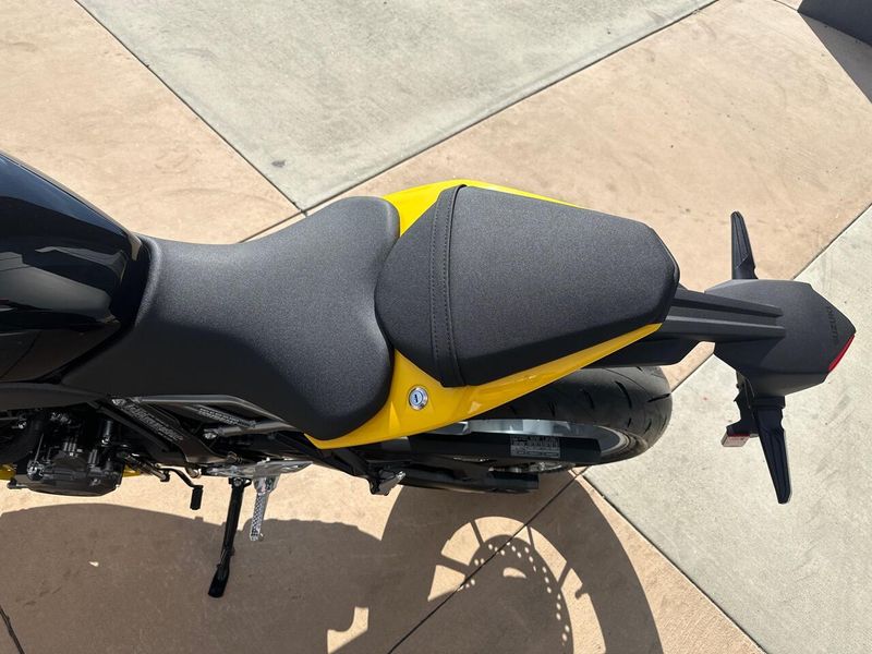 2025 Suzuki GSX-8R Image 6
