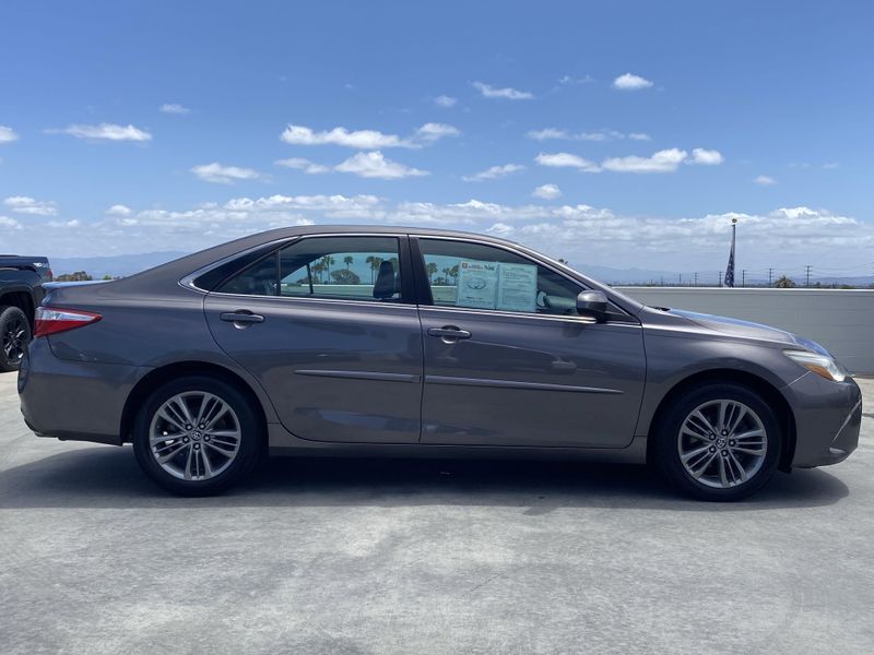 2016 Toyota Camry SEImage 3