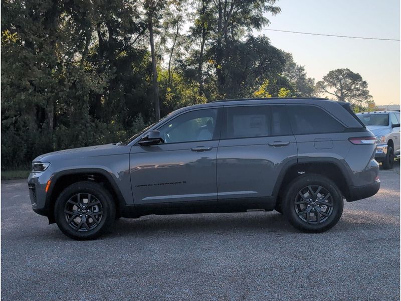 New 2027 Jeep Grand Cherokee Laredo AltitudeImage 2
