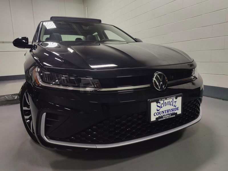 Used 2025 Volkswagen Jetta SE w/SunroofImage 2