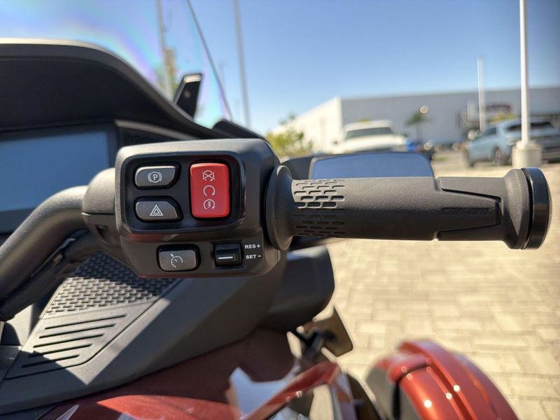 New 2026 Can-Am SPYDER RT SEA-TO-SKY (SE6) Image 24