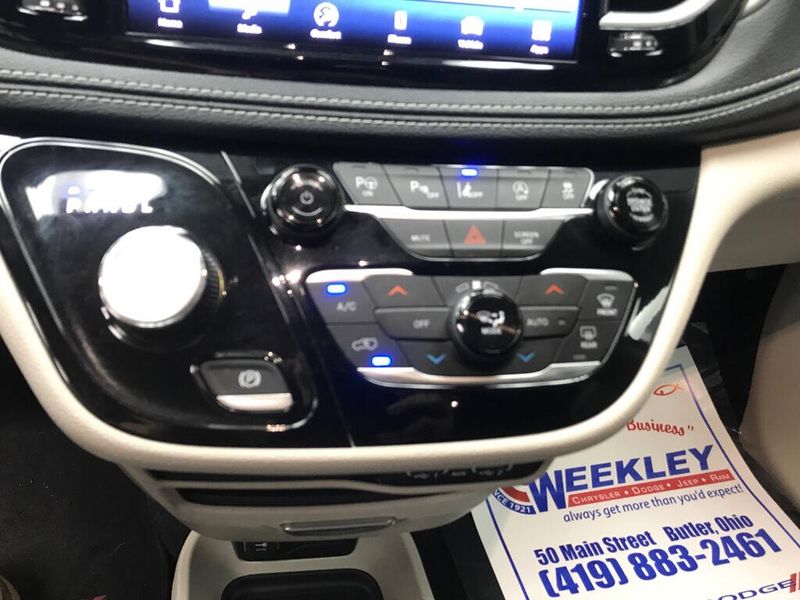 Used 2023 Chrysler Pacifica Touring LImage 7