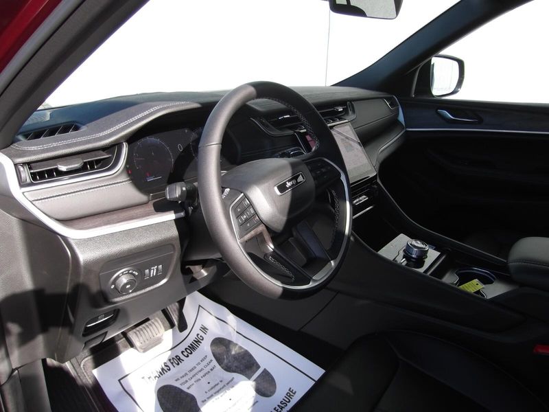 2025 Jeep Grand Cherokee Limited photo 11