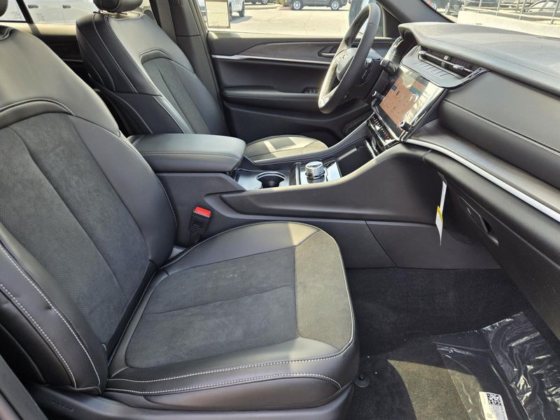 New 2026 Jeep Grand Cherokee Laredo Altitude 4x2