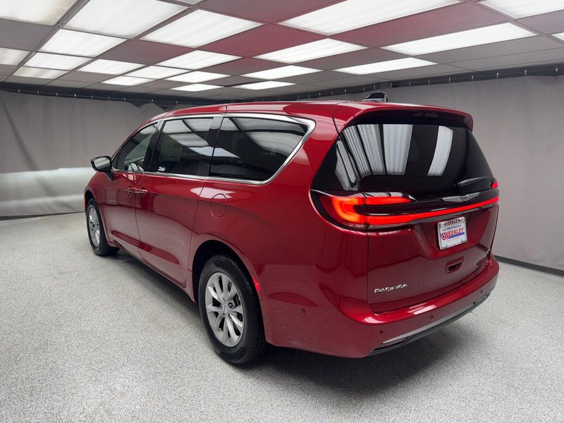 2025 Chrysler Pacifica Select AwdImage 2