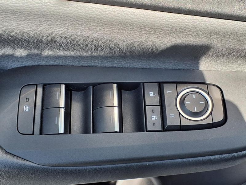 2023 Toyota Prius XLEImage 5