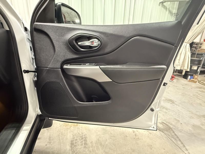 Used 2022 Jeep Cherokee LimitedImage 10