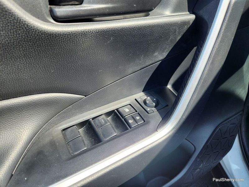 2024 Toyota RAV4 Hybrid LE photo 24