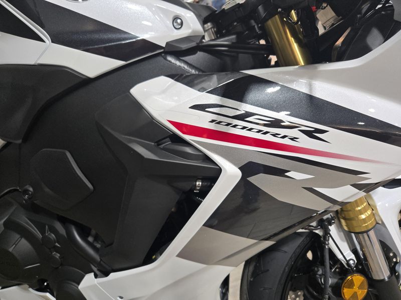 New 2026 Honda CBR1000RR PEARL WHITE Image 6