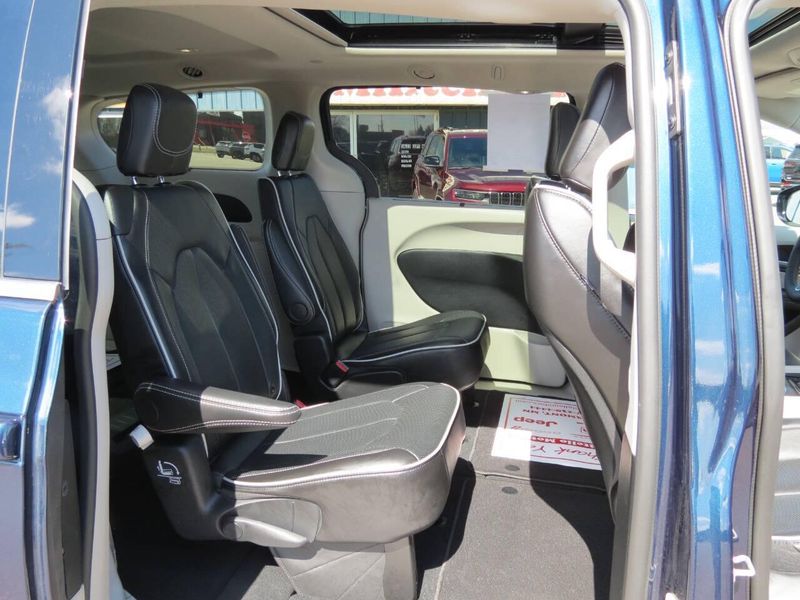 Used 2024 Chrysler Pacifica Limited 4dr Mini VanImage 21